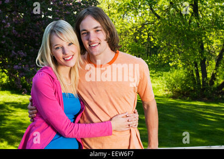 Un jeune couple embracing Banque D'Images