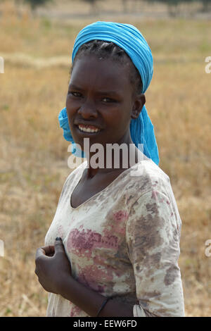 La grande vallée du Rift, en Éthiopie - le 16 novembre 2014 : Jeune femme éthiopienne sur un champ, le 23 novembre 2014 dans la vallée du Grand Rift, Banque D'Images