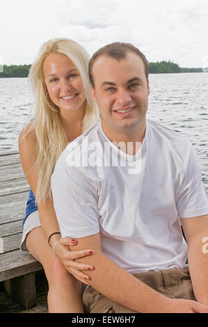 Un couple assis sur un rivage Banque D'Images
