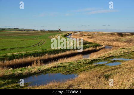 À l'ouest à travers la rivière Wantsum vers l'église St Mary ar Reculver, Kent, UK Banque D'Images