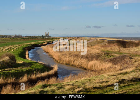 À l'ouest à travers la rivière Wantsum vers l'église St Mary ar Reculver, Kent, UK Banque D'Images