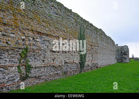 De hauts murs à Richborough Roman Fort, Kent, UK Banque D'Images