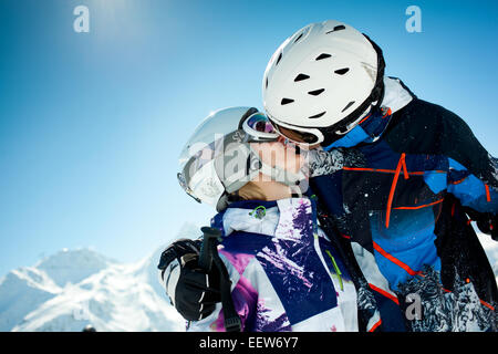 Jeune couple inwinter locations Banque D'Images