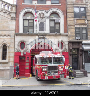 La sauvegarde dans le feu moteur 55. C'est un ajustement serré pour obtenir le moteur moderne 55 dans l'ancienne caserne de pompiers de 1898. Il guide les pompiers. Banque D'Images