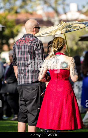 Une jeune femme tatouée avec un parapluie de papier Banque D'Images