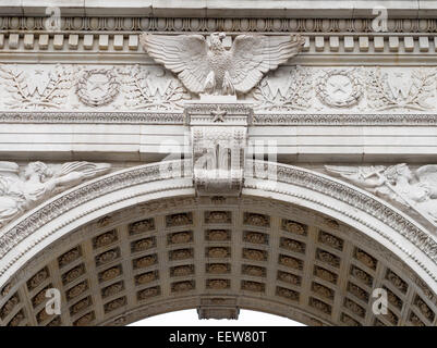 Détail de l'aigle sur le bandeau à Washington Square. Plus de détails dans la sculpture sur la grande arche commémorative qui définit le parc Banque D'Images