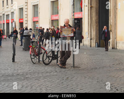 Un touriste avec un site perdu dans les rues de Rome Banque D'Images