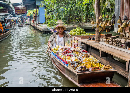 Bangkok, Thaïlande - 30 décembre 2013 : vendeur au marché flottant d'Amphawa Bangkok à Bangkok, Thaïlande, le 30 décembre, 2013 Banque D'Images
