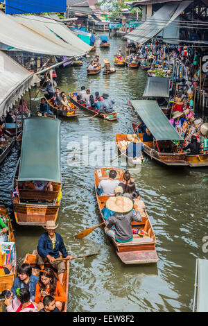 Bangkok, Thaïlande - 30 décembre 2013 Nos gens au marché flottant Bangkok Amphawa à Bangkok, Thaïlande, le 30 décembre, 2013 Banque D'Images