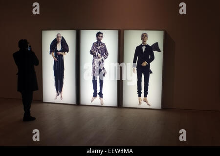 Visiteur prend photo de l'œuvre d'art dans une galerie Banque D'Images