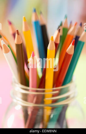 Crayons de couleur dans les jar Banque D'Images