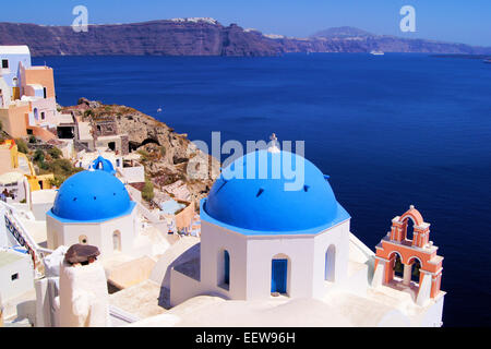Célèbre dôme bleu églises de Santorini, Grèce Banque D'Images