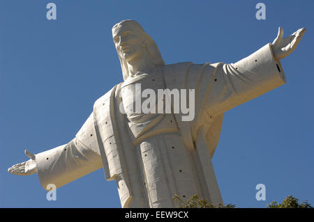 La plus grande statue du Christ domine la ville de Cochabamba, Bolivie. Banque D'Images