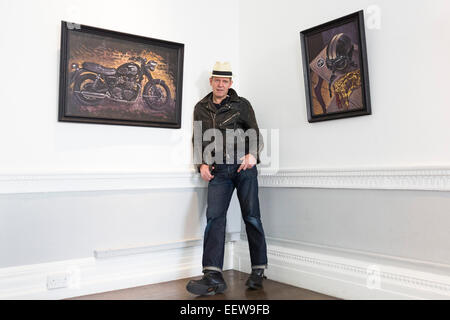 Londres, Royaume-Uni. 20 janvier 2015. Photo : l'artiste Paul Simonon avec ses peintures 'Black Bonneville', 2014 et '59 Club', 2014. L'exposition 'WOT no Bike' est une série de nouveaux tableaux de l'artiste, musicien et motard Paul Simonon présentés à l'ICA de Londres. Dans ces huiles sur toile, Simonon, l'ancien guitariste basse avec le groupe punk The Clash, dépeint ses propres effets personnels qui incluent des paraphhernalia de motard comme des vestes, des bottes, des casques et des gants, ainsi que des paquets de cigarettes et des livres. L'exposition de l'ICA se déroule du 21 janvier au 6 février 2015. Banque D'Images