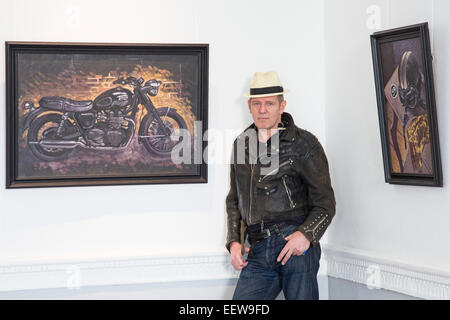 Londres, Royaume-Uni. 20 janvier 2015. Photo : l'artiste Paul Simonon avec ses peintures 'Black Bonneville', 2014 et '59 Club', 2014. L'exposition 'WOT no Bike' est une série de nouveaux tableaux de l'artiste, musicien et motard Paul Simonon présentés à l'ICA de Londres. Dans ces huiles sur toile, Simonon, l'ancien guitariste basse avec le groupe punk The Clash, dépeint ses propres effets personnels qui incluent des paraphhernalia de motard comme des vestes, des bottes, des casques et des gants, ainsi que des paquets de cigarettes et des livres. L'exposition de l'ICA se déroule du 21 janvier au 6 février 2015. Banque D'Images