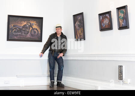 Londres, Royaume-Uni. 20 janvier 2015. Photo : l'artiste Paul Simonon avec ses peintures 'Black Bonneville', 2014 et '59 Club', 2014. L'exposition 'WOT no Bike' est une série de nouveaux tableaux de l'artiste, musicien et motard Paul Simonon présentés à l'ICA de Londres. Dans ces huiles sur toile, Simonon, l'ancien guitariste basse avec le groupe punk The Clash, dépeint ses propres effets personnels qui incluent des paraphhernalia de motard comme des vestes, des bottes, des casques et des gants, ainsi que des paquets de cigarettes et des livres. L'exposition de l'ICA se déroule du 21 janvier au 6 février 2015. Banque D'Images