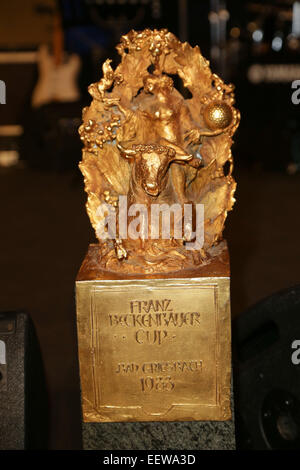 Les célébrités participant à la 27e édition du Tournoi de golf de bienfaisance à KaiserCup Hartl Resort et le trophée : où : Munich, Allemagne Quand : 20 juillet 2014 Banque D'Images