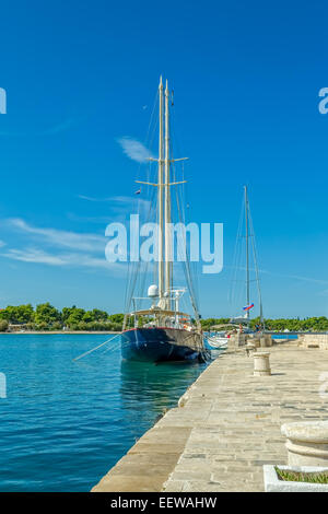 Yachts amarrés dans Supetar Banque D'Images