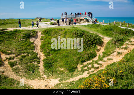 Cratère de bombardement et Casemate allemande près de Pointe du Hoc, Omaha Beach, Normandie, France Banque D'Images