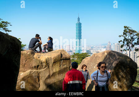 Taipei, Taiwan - Dec 30, 2014 : les touristes à l'éléphant Mt. à Taipei. Les touristes sont la randonnée au sentier de randonnée de la Nangang District Banque D'Images