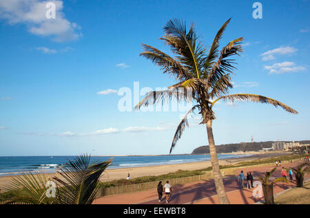 De nombreux piétons inconnu marcher le long de la promenade de front de mer à Durban, Afrique du Sud Banque D'Images