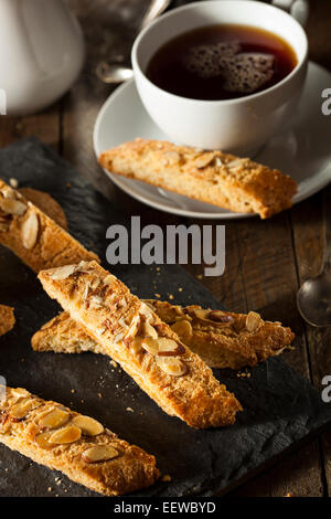 Biscottes aux amandes faits maison pour le petit-déjeuner prêt à pâtisserie Banque D'Images