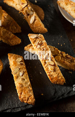 Biscottes aux amandes faits maison pour le petit-déjeuner prêt à pâtisserie Banque D'Images