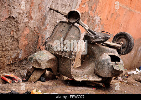 Old rusty moto scooter couvert de fiente de pigeon abandonnée à un égout de la ville de Jodhpur, Inde Banque D'Images