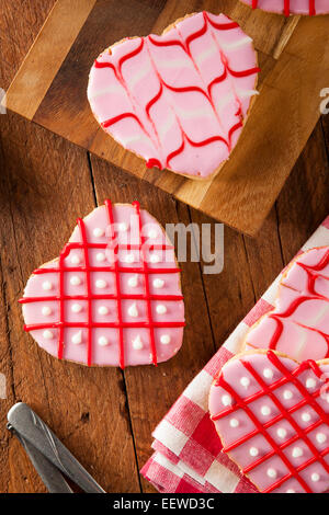 Rose fait maison Saint-valentin Cookies en forme de Cœur Banque D'Images