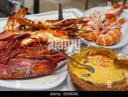 Plateaux de fruits de mer (sens horaire) en bas à droite : araignée de mer, crevettes, shell écarlate Crevettes géantes, Homard norvégien Banque D'Images