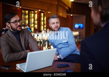 Confiant d'affaires de smart casual interagissant à réunion Banque D'Images