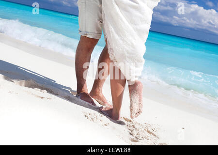 Gros plan sur les pieds mâles et femelles, les baisers de sable blanc Banque D'Images