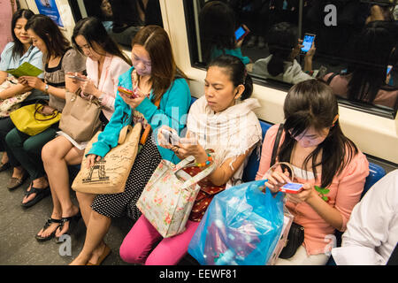 Médias sociaux Médias sociaux,de,la,technologie,mobile,Telephone,LE,locaux, sur les appareils mobiles, téléphones, cellules,,,le train BTS Sky Train à Bangkok,Thaïlande,Asie. Banque D'Images