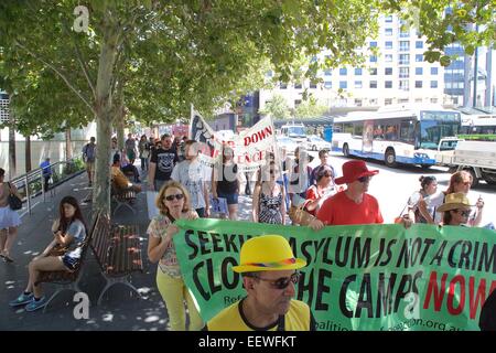 Sydney, Australie. 21 janvier, 2015. Des militants ont organisé des rassemblements de réfugiés dans toute l'Australie, y compris l'un de l'extérieur du Ministère de l'Immigration et de la citoyenneté à 26 Lee Street, Sydney, organisé par la Coalition d'action pour les réfugiés (CCR). Les rassemblements ont été organisés en solidarité avec la grève de la faim et de l'île de Manus, le gréviste de la faim iraniens à Darwin. Les manifestants marchant vers la rue George. Credit : Crédit : Copyright 2015 Richard Milnes / Alamy Live News. Banque D'Images