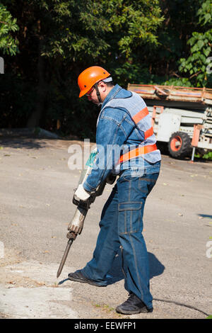 Marteau perforateur pneumatique travailleur avec équipement prêt à briser l'asphalte à road Banque D'Images