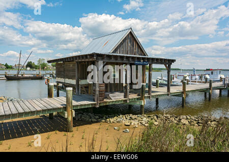 Le Maryland, Eastern Shore, St Michaels, Chesapeake Bay Maritime Museum, Waterman's Wharf, re-créé les crabiers shanty Banque D'Images