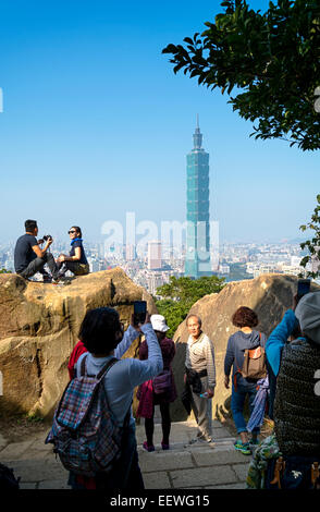Taipei, Taiwan - Dec 30, 2014 : les touristes à l'éléphant Mt. à Taipei. Les touristes sont la randonnée au sentier de randonnée de la Nangang District Banque D'Images