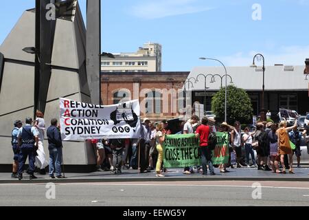 Sydney, Australie. 21 janvier, 2015. Des militants ont organisé des rassemblements de réfugiés dans toute l'Australie, y compris l'un de l'extérieur du Ministère de l'Immigration et de la citoyenneté à 26 Lee Street, Sydney, organisé par la Coalition d'action pour les réfugiés (CCR). Les rassemblements ont été organisés en solidarité avec la grève de la faim et de l'île de Manus, le gréviste de la faim iraniens à Darwin. Les manifestants holding signs sur George Street près de la gare centrale. Credit : Crédit : Copyright 2015 Richard Milnes / Alamy Live News. Banque D'Images