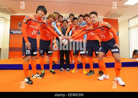 Omiya Ardija groupe de l'équipe, le 17 janvier 2015 - Football / Soccer : 2015 Omiya Ardija Nouvelle équipe Présentation à Omiya Ardija 'club house' Cube Orange à Saitama, Japon. (Photo par AFLO) <br >(L à R) Masato Kojima, Shigeru Yokotani, Hitoshi Shiota, Tsubasa Oya, Hiroki Shibuya, Hiroyuki Komoto, Ryuji Bando, Nobuhiro Kato, Shintaro Shimizu, Kazuma Takayama Banque D'Images