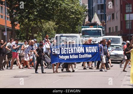 Sydney, Australie. 21 janvier, 2015. Des militants ont organisé des rassemblements de réfugiés dans toute l'Australie, y compris l'un de l'extérieur du Ministère de l'Immigration et de la citoyenneté à 26 Lee Street, Sydney, organisé par la Coalition d'action pour les réfugiés (CCR). Les rassemblements ont été organisés en solidarité avec la grève de la faim et de l'île de Manus, le gréviste de la faim iraniens à Darwin. Les manifestants marchant vers la rue George. Credit : Crédit : Copyright 2015 Richard Milnes / Alamy Live News. Banque D'Images