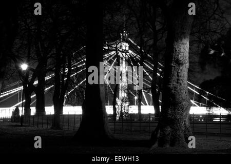 Vue de nuit grâce à Battersea Park à Albert Bridge, Battersea, Londres, UK Banque D'Images