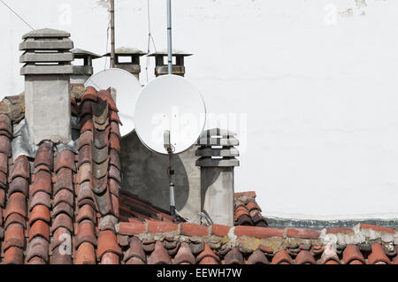 Antenne satellite pour la télévision numérique sur le toit de la maison Banque D'Images