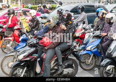 Scooters en attente aux feux de circulation à l'intersection de Asok et .Sukhumvit,voitures,Trafic,scooters,Sky Train Bangkok,Thaïlande,Asie. Banque D'Images