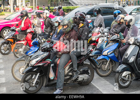 Scooters en attente aux feux de circulation à l'intersection de Asok et .Sukhumvit,voitures,Trafic,scooters,Sky Train Bangkok,Thaïlande,Asie. Banque D'Images