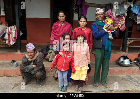 Famille népalaise devant leur maison, Bandipur, Népal Banque D'Images