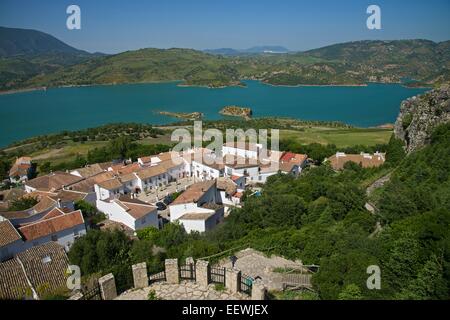 Paysage urbain et Zahara-El Gastor réservoir, Zahara de la Sierra, villages blancs, Andalousie, Espagne Banque D'Images