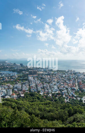 Donnant sur la ville, Vũng Tàu, Ba Ria-Vung Tau Province, Vietnam Banque D'Images