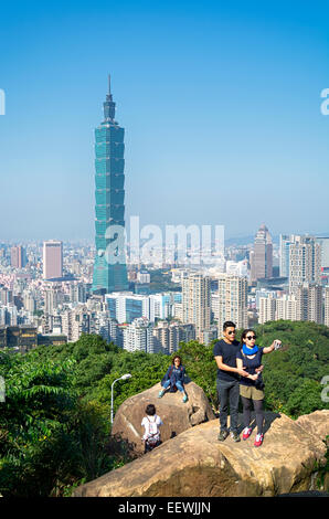 Taipei, Taiwan - Dec 30, 2014 : les touristes à l'éléphant Mt. à Taipei. Les touristes sont la randonnée au sentier de randonnée de la Nangang District Banque D'Images