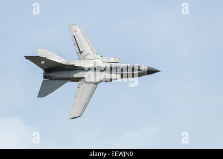 Un Panavia Tornado Swing Wing-200 Multi Role Fighter Bomber Jet de l'Armée de l'air italienne s'affiche en 2014 RIAT Banque D'Images