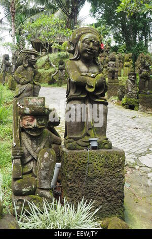 Moss couverts sculptures à Ubud, Bali. Banque D'Images